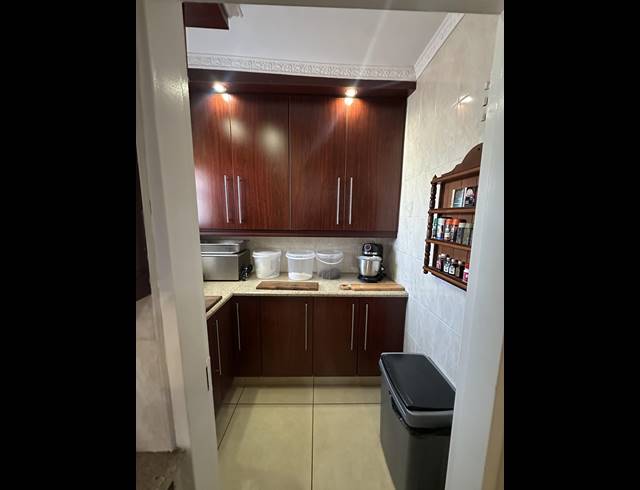 6 BEDROOM HOUSE FOR SALE IN BRACKENHURST